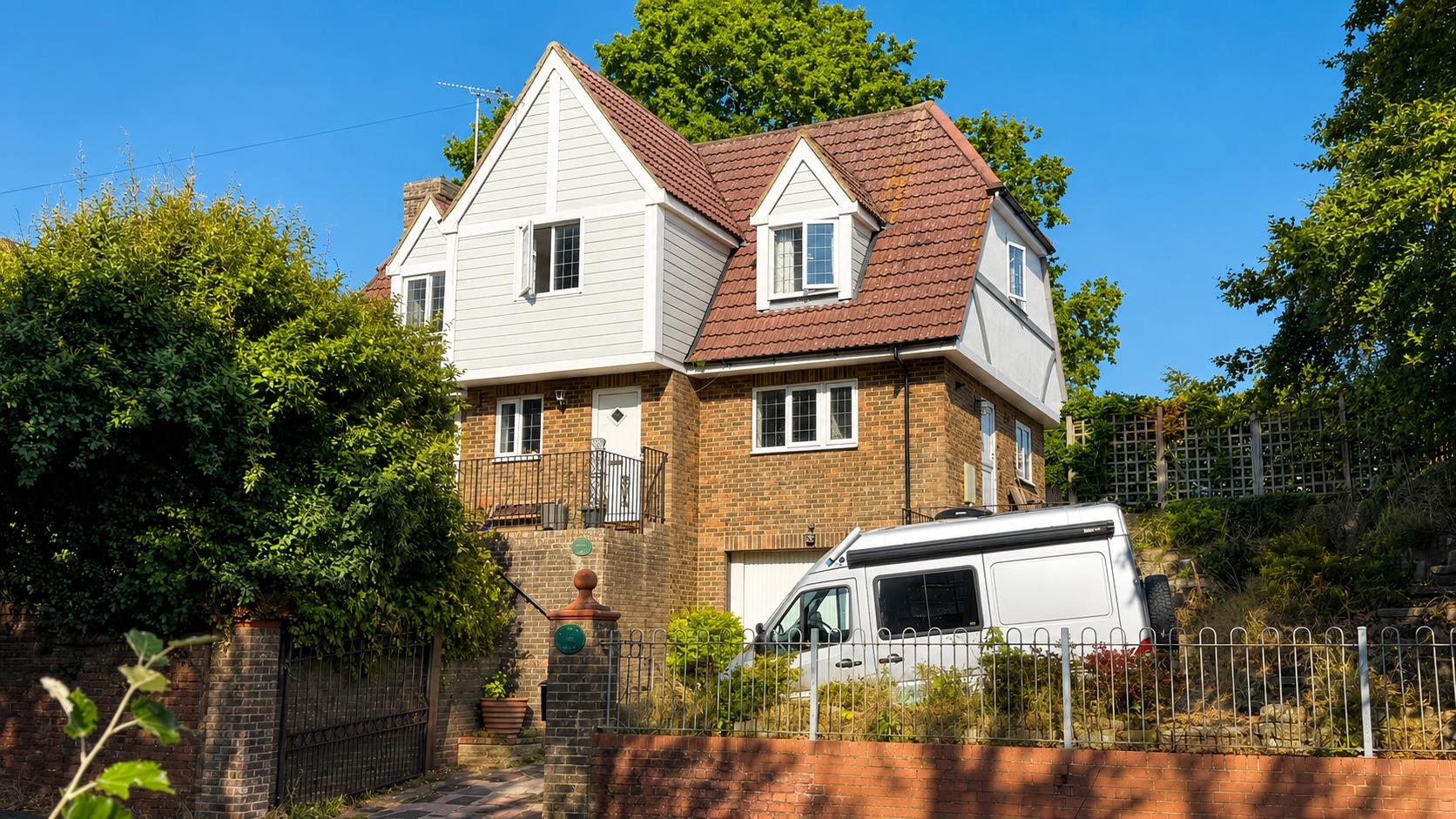 3 bed property in Holliers Hill, Bexhill-On-Sea